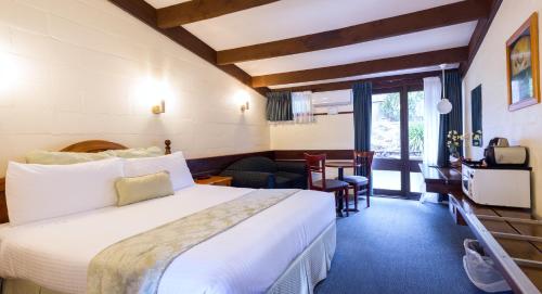 黑荒地布莱克希斯汽车旅馆的酒店客房设有一张大床和一张书桌。