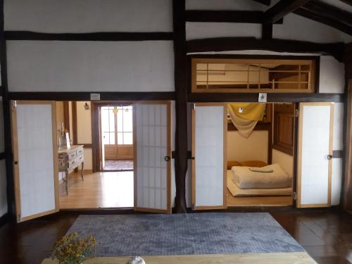 木浦市百年韩屋旅馆的一间设有门的房间和一张床铺