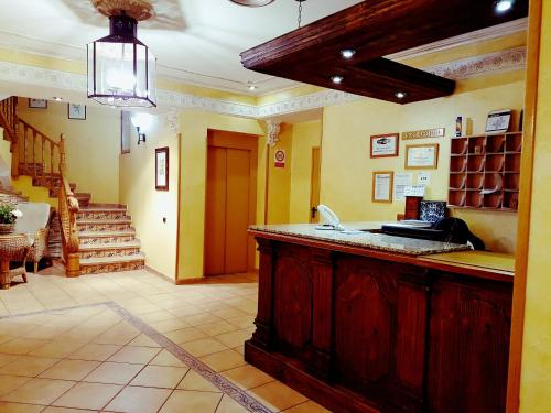 马德里玛丽亚荣达旅馆的一个带水槽和楼梯的大厨房