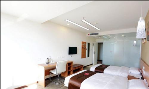 高淳区尚客优连锁江苏南京高淳大市场店的酒店客房配有两张床和一张书桌