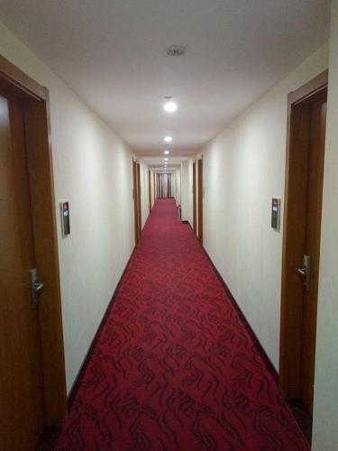 Wujiayao尚客优连锁江苏泰州泰兴市星火路店的大楼里长长的走廊,有红地毯