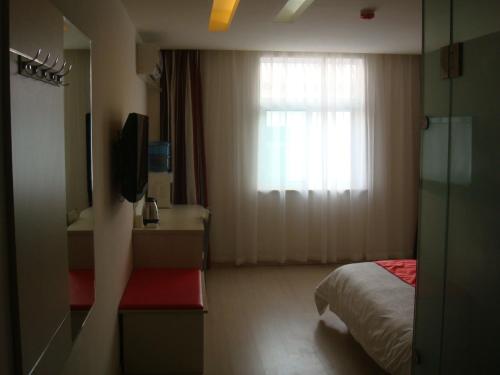 曲阜尚客优连锁山东曲阜三孔店的酒店客房设有床和窗户。