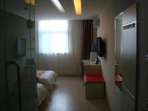 曲阜尚客优连锁山东曲阜三孔店的酒店客房设有两张床和窗户。
