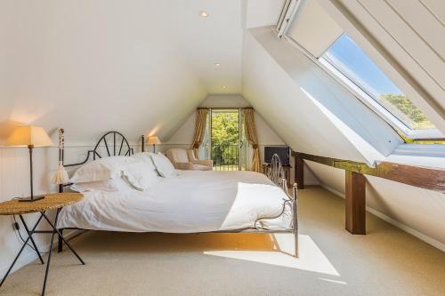 CowdenThe Duck House的一间卧室设有一张床和一个大窗户