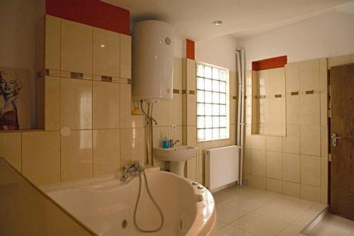 布加勒斯特仙境旅馆的带浴缸和盥洗盆的大浴室