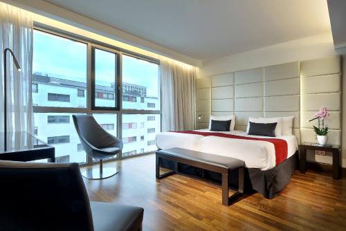 慕尼黑欧洲之星大中心酒店的一间卧室设有一张床和一个大窗户