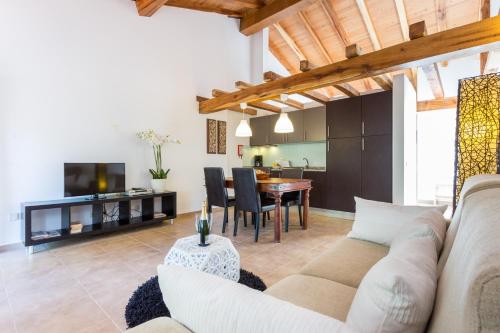 拉戈斯Quinta da Alquimia的客厅配有沙发和桌子