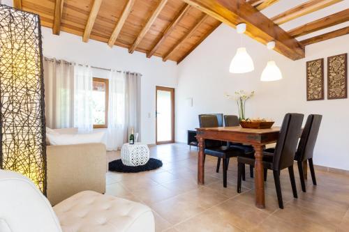 拉戈斯Quinta da Alquimia的一间带木桌和椅子的用餐室