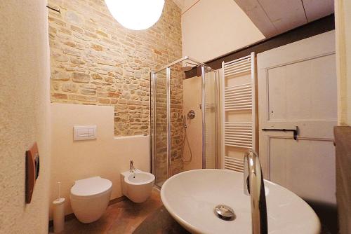 San Giorgio PiacentinoAgriturismo Ca' Preda的一间带水槽、卫生间和淋浴的浴室