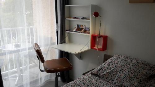 科洛米耶Chambre 1 PERSONNE et STUDIO 1 personne Avec Entrée Libre et Salle de Bain Privée的卧室配有床、椅子和窗户。