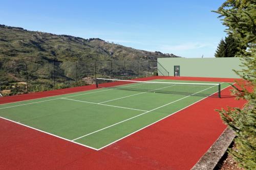 拉梅戈Quinta da Timpeira的网球场,上面有两顶网球网