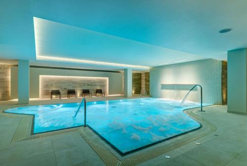 巴斯巴斯市艾派克斯酒店的在酒店房间的一个大型游泳池