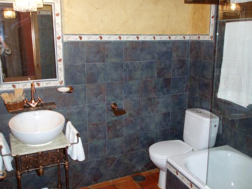 TuréganoLa Casa Vieja的浴室配有白色卫生间和盥洗盆。