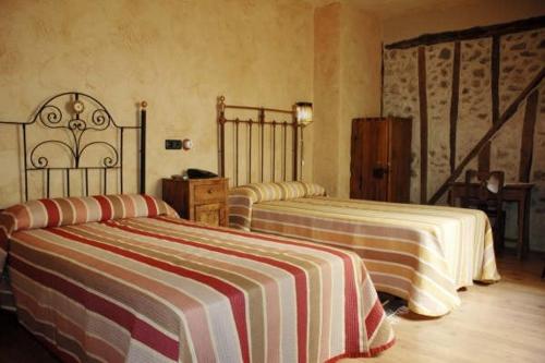 TuréganoLa Casa Vieja的一间客房内配有两张床的房间