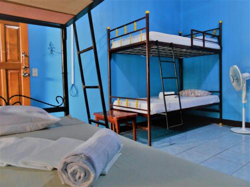 莫约加尔帕Hostal Siero的一间卧室配有两张双层床和椅子