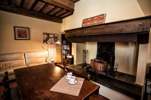 卡斯蒂廖恩菲奥伦蒂诺Guido's House的客厅配有桌子和壁炉