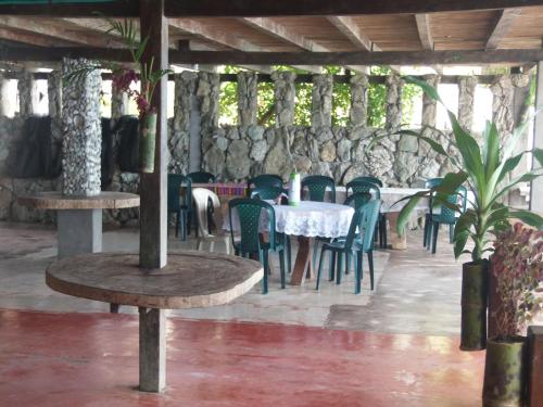 努基Cabañas Refugio Salomon的一间带桌椅和石墙的餐厅