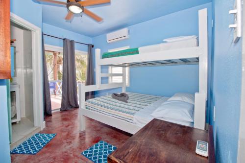 沙洲海滨旅舍及餐厅客房内的一张或多张双层床
