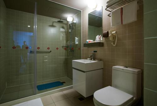 绍兴锦江之星品尚绍兴解放北路店的带淋浴、卫生间和盥洗盆的浴室