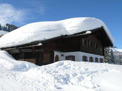 圣加伦基希Alphüsli Garfrescha的积雪覆盖的建筑物,积雪堆