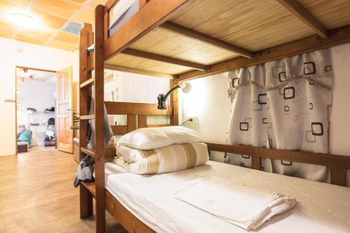 九份途中。九份国际青年旅舍的一间卧室配有两张双层床。