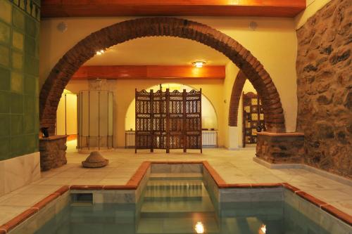 利纳雷斯德拉谢拉莫里尼拉浴场公寓的一座带拱门的室内游泳池
