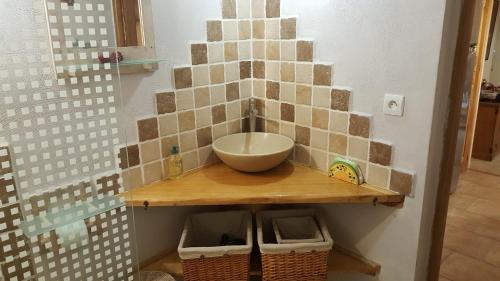 瓦隆蓬达克奥利维尔的玛莎妈妈酒店的浴室在带篮子的柜台上设有水槽