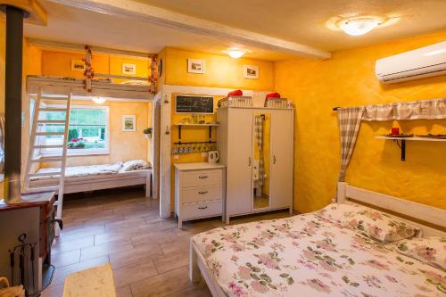 布莱德House Gabrijel with four seasons outdoor kitchen的一间卧室配有两张床、一张桌子和一张双层床。