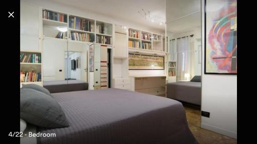 威尼斯CA' VIRGINIA的一间卧室配有床和书架