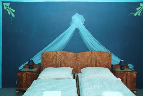Habří鹏先哈巴斯基禾奇酒店的蓝色卧室,配有蓝色天花板的床