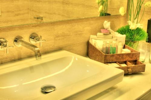 马尼拉Armada Hotel Manila的浴室水槽设有水龙头和镜子