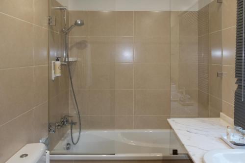 阿鲁卡金塔德安特隆德酒店的带淋浴、浴缸和盥洗盆的浴室