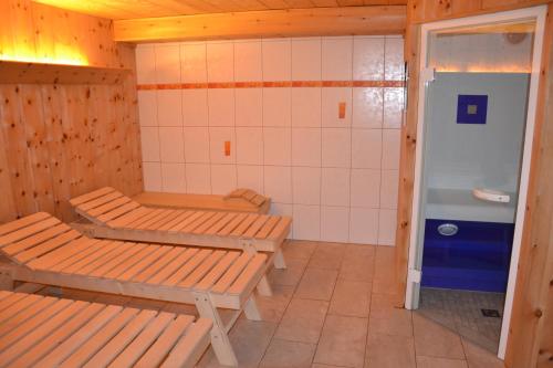 弗拉绍假日公寓 的一间带2个长椅和淋浴的浴室