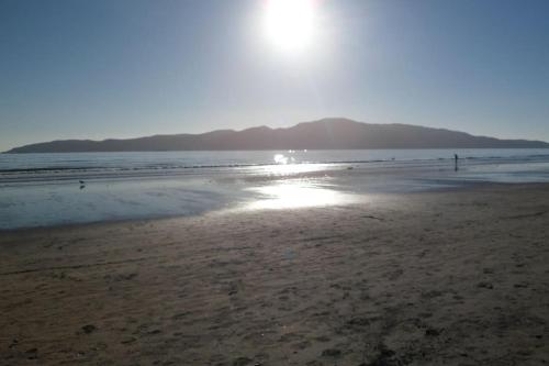 帕拉帕拉乌姆海滩Dream Escape for 2的阳光照耀在水面上的海滩
