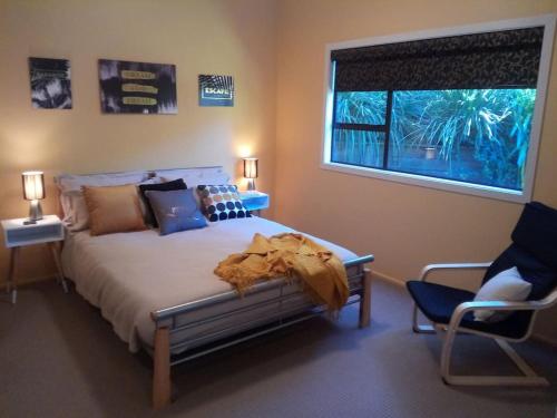 帕拉帕拉乌姆海滩Dream Escape for 2的一间卧室设有一张床、一个窗口和一把椅子