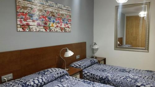 贝纳斯克Pleta del Mon的酒店客房,设有两张床和镜子