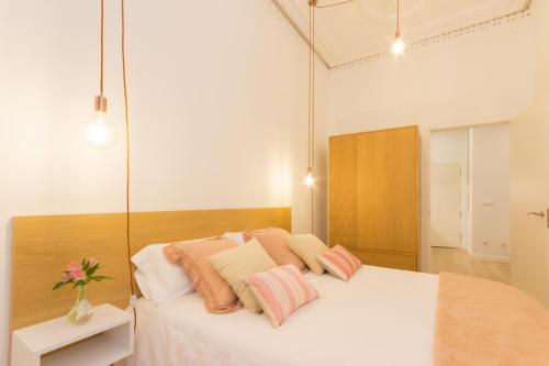 毕尔巴鄂Mirador del Arriaga的卧室配有带粉红色枕头的大型白色床