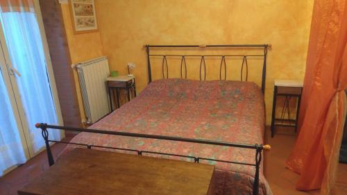 菲乌米奇诺河流公寓的一间卧室配有一张床和一张木桌