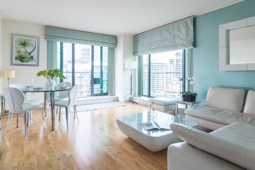 伦敦NY-LON Corporate Apartments的客厅配有沙发和桌子