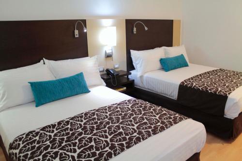 巴兰卡韦梅哈圣西尔维斯特酒店的酒店客房 - 带两张带蓝色枕头的床