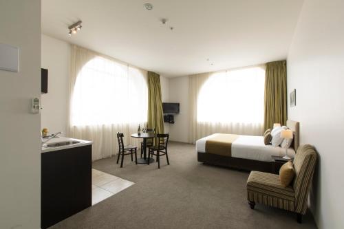 汉密尔顿切斯特汉密尔顿公寓式酒店的酒店客房配有一张床铺和一张桌子。