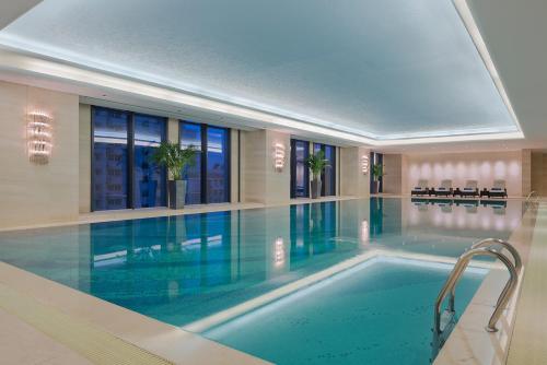 武汉武汉富力万达嘉华酒店的一个带游泳池的酒店客房内的大型游泳池