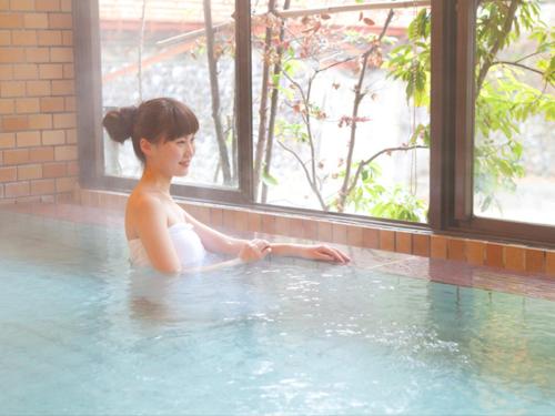 天川村新屋日式旅馆的坐在游泳池里的年轻女孩