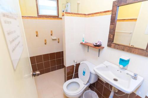 拜县拜县乡村酒店的一间带卫生间和水槽的浴室