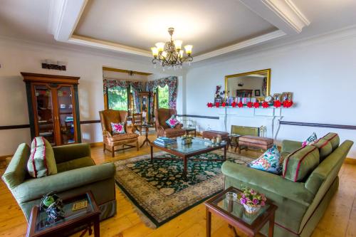 西姆拉Mahasu House的客厅配有两张沙发和一张桌子