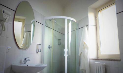 维博瓦伦蒂亚Il Girasole的一间带玻璃淋浴和水槽的浴室