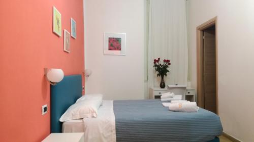 那不勒斯玻薇欧套房酒店的配有枕头的床的客房