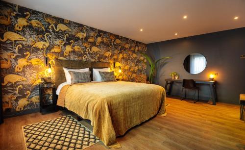 丽兹丽兹-史基浦精品套房酒店的一间卧室配有一张带花卉壁纸的大床