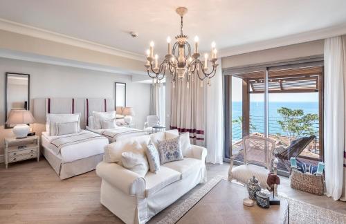 亚力卡瓦克Allium Bodrum Resort & Spa的客厅配有吊灯和白色沙发