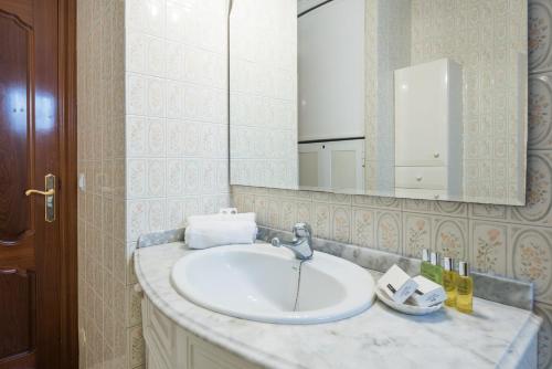 多列毛利诺斯Apartamento Imperial的一间带水槽和镜子的浴室